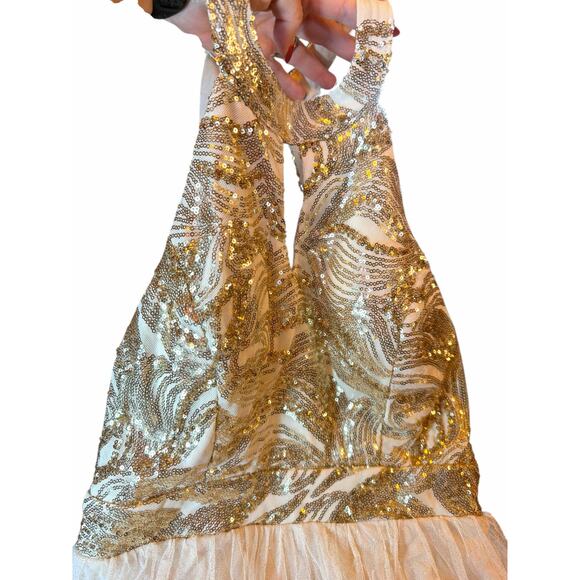 NWT Windsor Gold Sequin Halter Dress - Size 9 - Picture 12 of 16